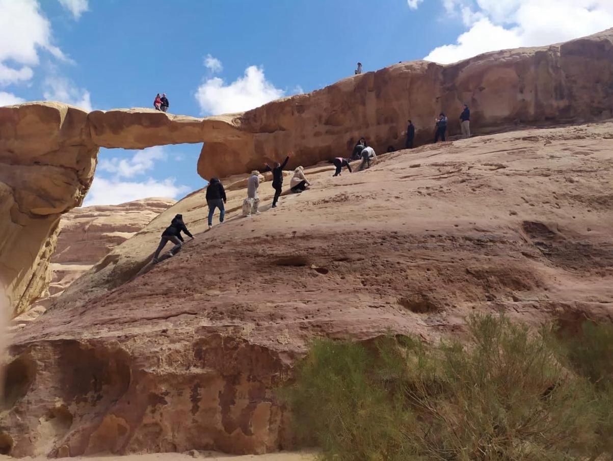 Omar Ghazi Camp Hotell Wadi Rum Exteriör bild