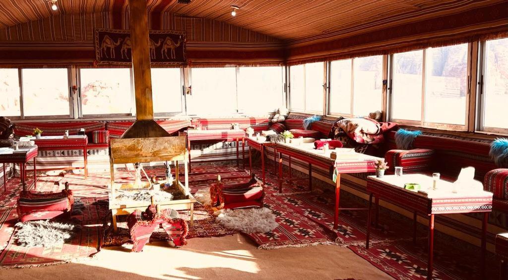 Omar Ghazi Camp Hotell Wadi Rum Exteriör bild